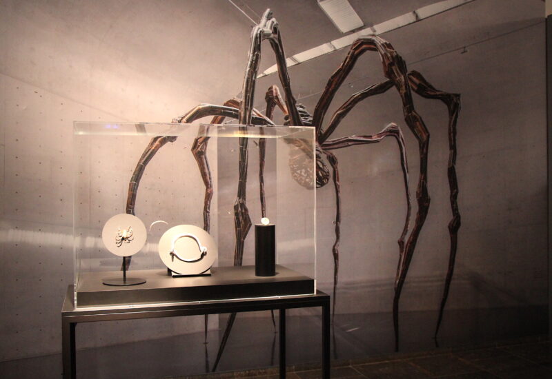 „Von Louise Bourgeios bis Yoko Ono – Schmuck von Künstlerinnen“: